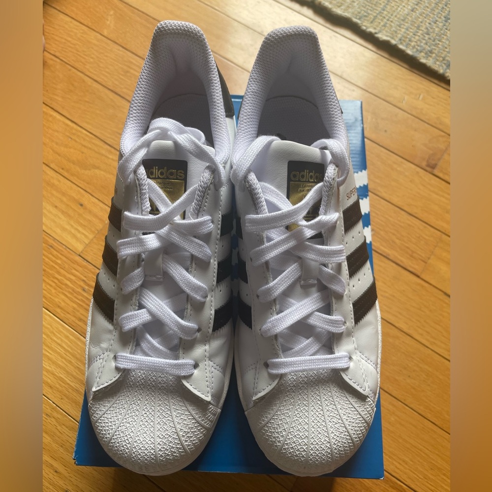 NIB Adidas SHELL TOE SUPERSTARS! Women’s size 7 Black and White w/ GOLD accents.